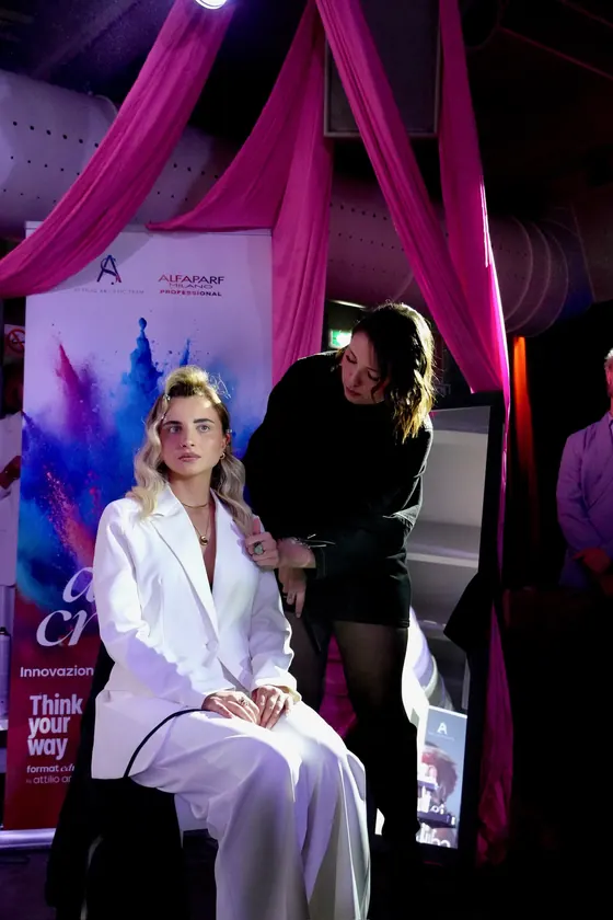Modella sul palco durante la presentazione della collezione Alfaparf Milano