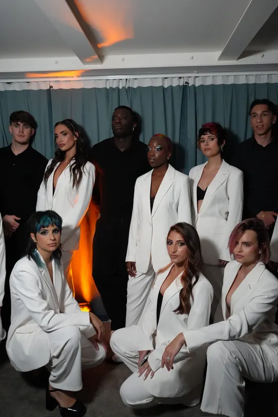 Il cast dello show riunito per la foto di gruppo a fine serata