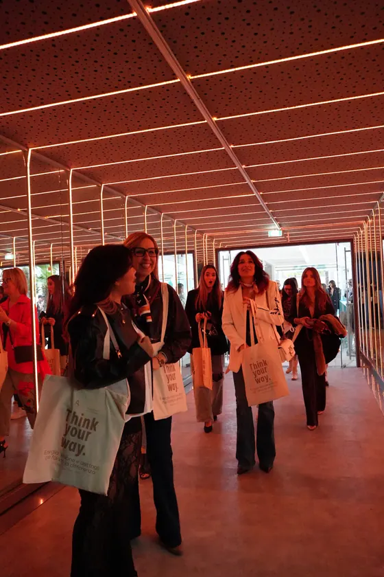 Ospiti all'ingresso con le shopper omaggio dell'evento