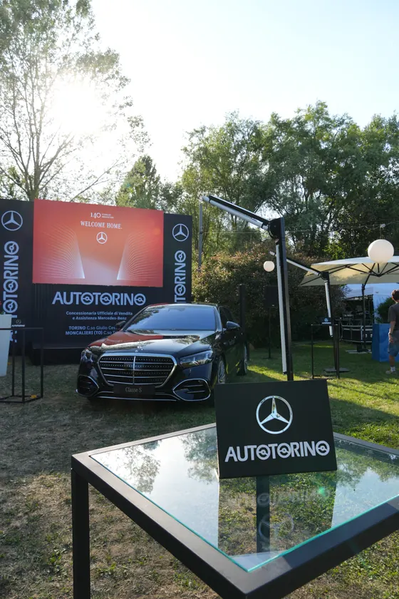 Vettura Mercedes-Benz esposta davanti al maxischermo Autotorino nell'area outdoor dell'evento